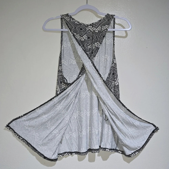 ✨️4/$20. NWT WILLOW & CLAY Sleeveless Aztec Print Open Back Blouse, M - Picture 5 of 11